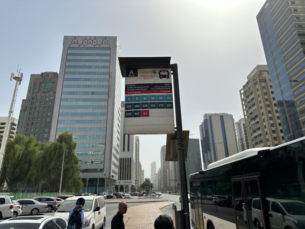 バス停には路線番号が表示されています