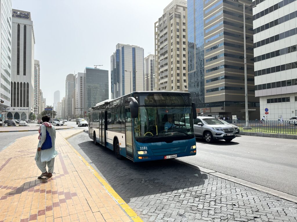 炎天下のバス停は焼けるように暑い