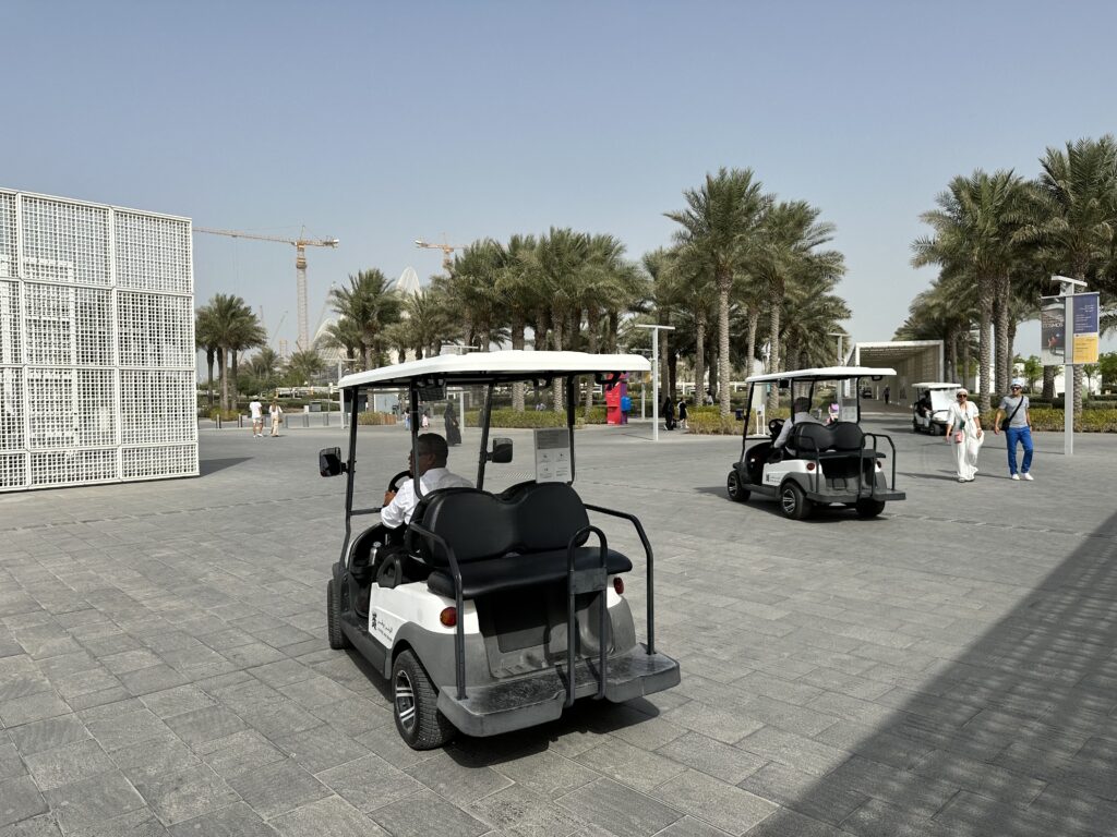 バス停から美術館の入り口まで無料カートに乗せてくれる