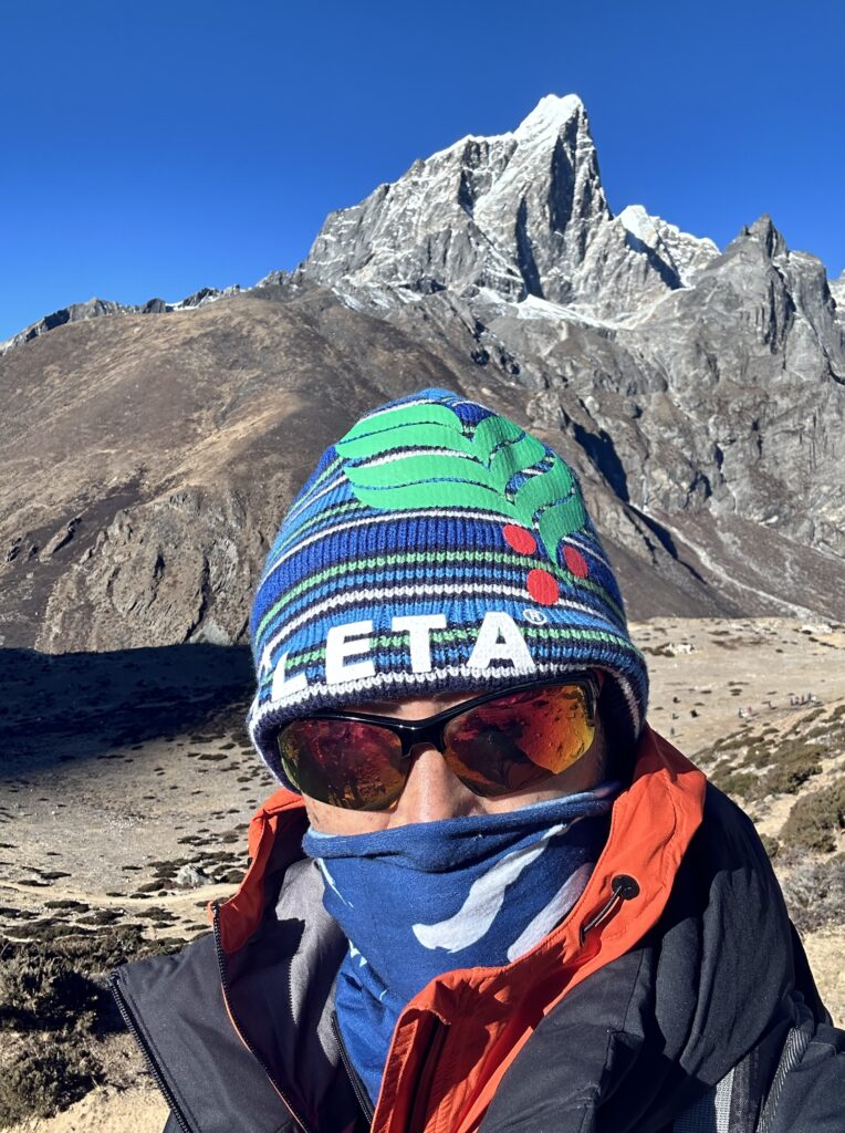 アウターレイヤーは黒いマウンテンジャケット。ものすごくあったかいので昼間はほとんど着る機会がなかった