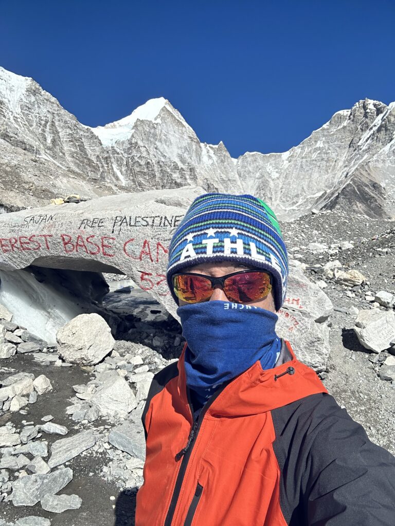 標高5364m。風がなければ寒さは感じない。マウンテンジャケットは必要ないのでザックの中。