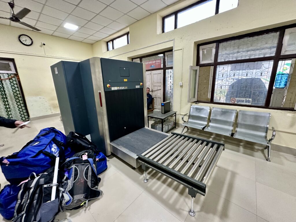 空港での荷物のセキュリティチェックと重量計測