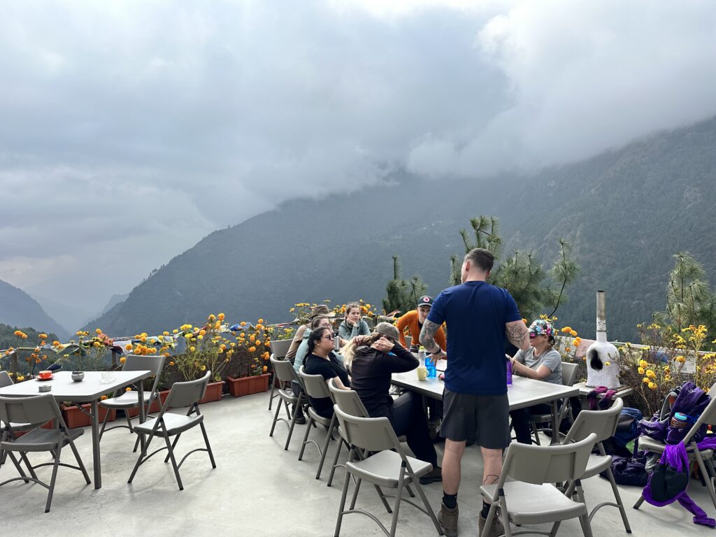 ルクラからパクディンへ行く途中のカフェで一休み