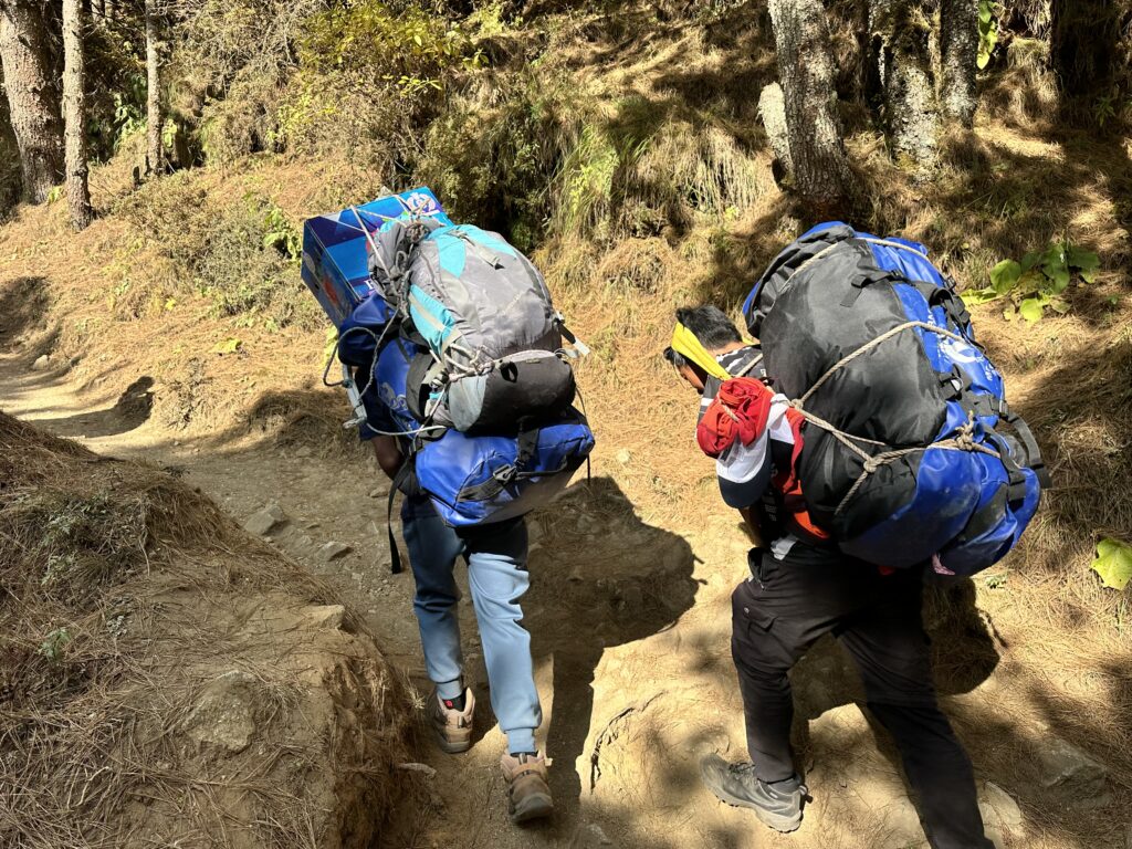 ツアー会社から無料で貸し出された青いダッフルバッグにトレッキング中の着替えや持ち物を入れる。そしてポーターが運んでくれる