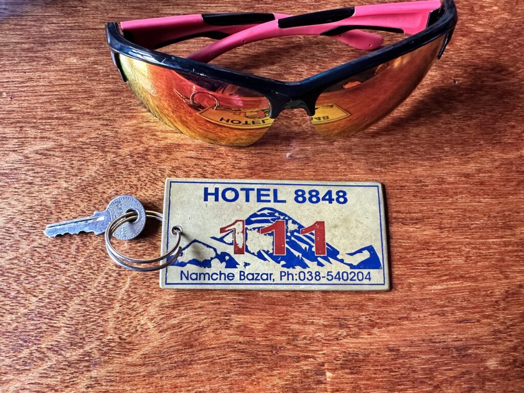 サングラスとルームキー