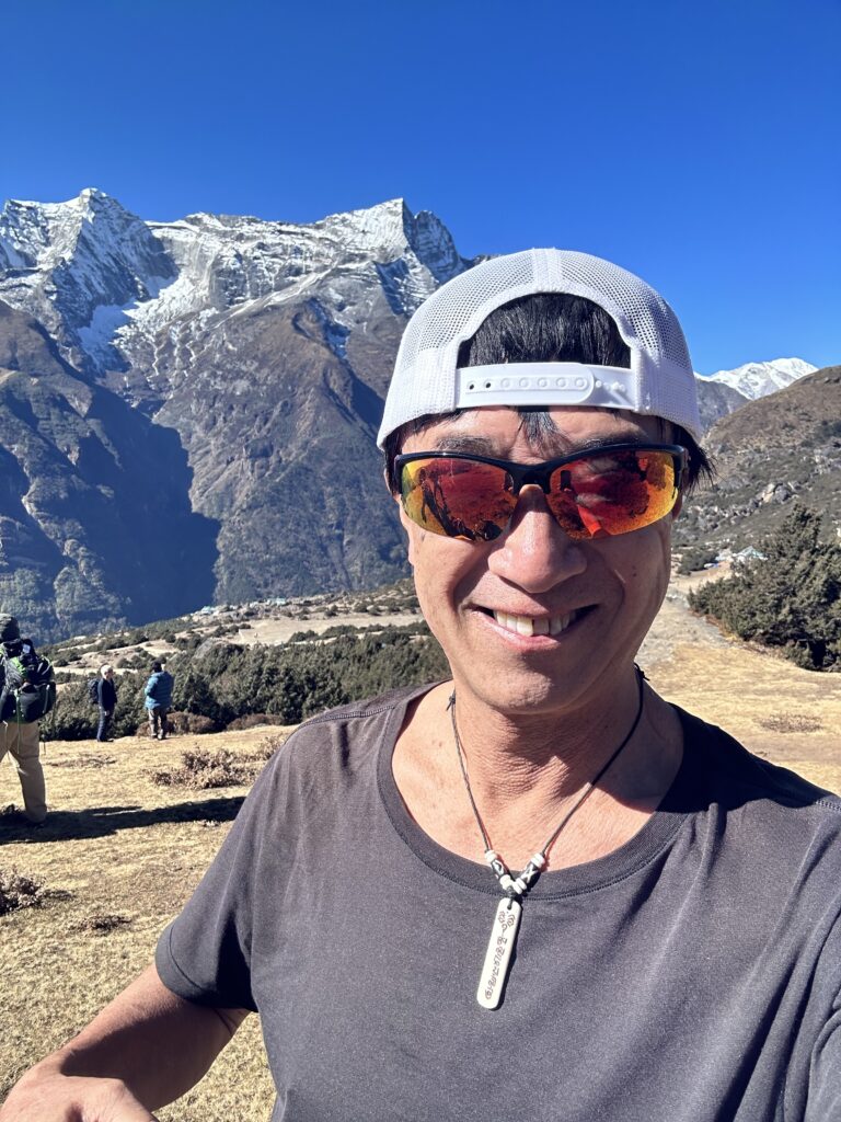 標高4000m付近。日差しが暑いでの半袖Tシャツでもオッケー！露店で買ったネックレス。