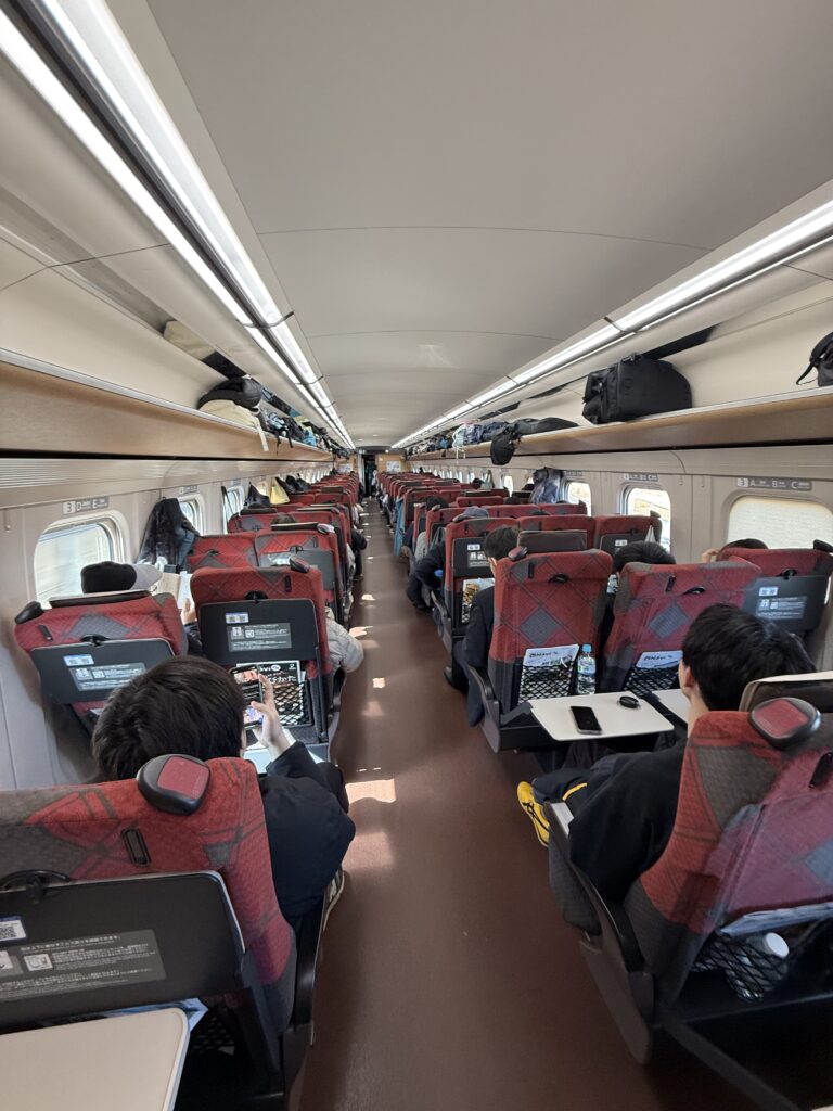 飯山駅にも停車する北陸新幹線「金沢行き」の車内の様子。