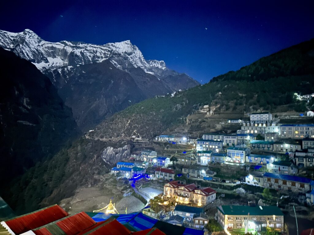 部屋の窓から見えるナムチェバザールの夜景